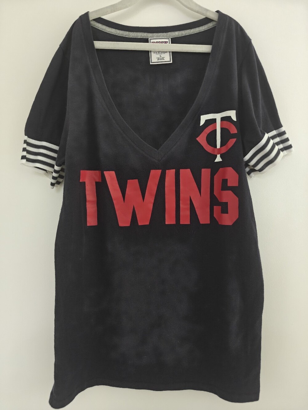 PINK Victoria's Secret Minnesota Twins MLB v-neck tee featuring striped sleeve L